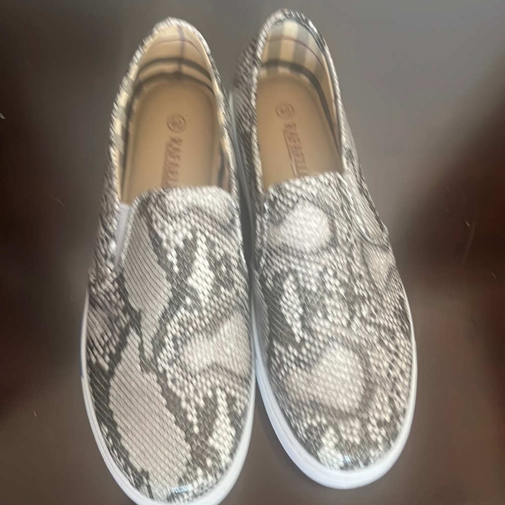 Grey snakeskin shoes size 9 1/2